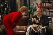 Evelyn (Holland Taylor, l.) taucht mit Marty (Carl Reiner, r.) bei Alan und Charlie auf, von dem sie sich ein gutes Immobiliengeschäft erhofft, wenn sie den Weihnachtsabend mit ihm bei ihren Söhnen verbringt ...