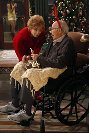 Ein Weihnachtsfest mit besonderen Überraschungen: Evelyn (Holland Taylor, l.) und Marty (Carl Reiner, r.) ...