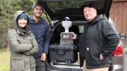 Die Moderatoren Jessica und Phil testen mit Dan Nims eine neue Technologie.