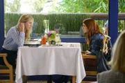 Whitney (Anne Dudek, l.); Gretchen (Aya Cash, r.)