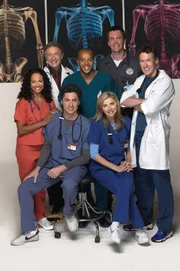 "Scrubs - Die Anfänger", Das Leben angehender Ärzte ist nicht leicht. Das stellen auch der im Mittelpunkt der Serie stehende John "JD" Dorian und seine Freunde Chris Turk und Elliot Reid Tag für Tag im Sacred Heart Hospital fest. Der Oberarzt Dr. Bob Kelso ist ein teuflischer Tyrann, der Hausmeister hat es vom ersten Tag an auf JD abgesehen und Dr. Perry Cox ist zwar JD?s und Elliots Ansprechpartner, zeichnet sich aber eher durch unbarmherzigen Sarkasmus aus.Im Bild (v.li.): Judy Reyes (Carla Espinosa), Ken Jenkins (Dr. Bob Kelso), Donald Faison (Chris Turk), Neil Flynn (Hausmeister), John C. McGinley (Dr. Perry Cox), Sarah Chalke (Elliot Reid), Zach Braff (John 'J.D.' Dorian).