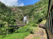 Kuranda Sceneic Raiway Zug nähert sich den Wasserfällen am Stony Creek zwischen Cairns und Kurnda