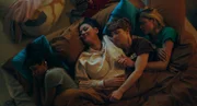 Bei einem gemeinsamen Sleepover kommt Elif (Jasmin Shakeri, 2.v.l.) kurz vor dem Einschlafen der Gedanke, doch noch in Frankfurt zu bleiben
