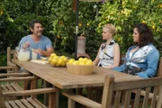 (v.l.n.r.) Lou Diamond Phillips (Lou Diamond Phillips); Becca (Janet Varney); Lindsay (Kether Donohue)