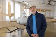 Harald Lesch vor einem Nachbau des berühmten Fluggleiters von Otto Lilienthal. Die Geschichte der Fliegerei, wie auch die heutigen Konsequenzen der massenhaften Nutzung werden ebenfalls thematisiert.