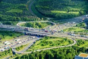 Ein dichtes Netz von mehr als 13.000 Kilometer Autobahn zieht sich durch Deutschland. Das Schienennetz der Bahn hat eine Länge von knapp 40.000 Kilometer. Trotz Staus und Störungen sind diese Verkehrsadern die Basis des Mobilität von heute.