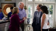 L-R: Cheryl (Nancy Lenehan), Jerry (John Lithgow), Barney Stinson (Neil Patrick Harris) und Robin Scherbatsky (Cobie Smulders)
