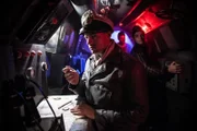 Eine dramatische Nachstellung zeigt Oberleutnant Siegfried Kietz (Nathan Plumite) an Bord von U-126 beim Abfeuern von Torpedos auf einen feindlichen Konvoi. (Pacific Fleet II Productions Inc./Sean F. White)