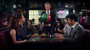 L-R: Lily (Alyson Hannigan), Marshall (Jason Segel), Barney Stinson (Neil Patrick Harris), Robin Scherbatsky (Cobie Smulders) und Ted (Josh Radnor)