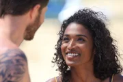 Camille (Sara Martins) strahlt von einem Ohr zum anderen, als sie ihren alten Bekannten Nicky (Paul Sculfor) wiedersieht.