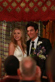 Stellas (Sarah Chalke, l.) Schwester Nora ist drei Tage vor der Hochzeit der Bräutigam abhanden gekommen, sodass Stella und Ted (Josh Radnor, r.) den Termin übernehmen. Doch wird alles gut gehen?