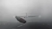 Scandinavin Airlines Flug 686 kommt nach dem Zusammenstoß mit einem anderen Flugzeug in Richtung eines Flugzeughangars von der Bahn ab.