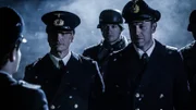 Eine dramatische Nachstellung zeigt, wie Oberleutnant Oskar Kusch wegen antinazistischer Äußerungen verhaftet wird. (L-R:) Havoc Turchyniak, Alessandro Pekin, Nathan Plumite, Gavin Marck. (Pazifikflotte II Productions Inc./Sean F. White)