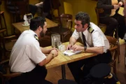 Kapitän Garanito Gomez (gespielt von Alex Karzis) und der Erste Offizier Ferreira Quintal (gespielt von Rodrigo Fernandez-Stoll) entspannen sich in einem Flughafenrestaurant, kurz bevor sie den Santa Barbara Airlines Flug 518 besteigen. Die Ermittler fragen sich später, ob die Kaffeepause der Piloten eine entscheidende Verzögerung bei den Flugvorbereitungen verursacht haben könnte. photo credit: Cineflix/Ian Watson