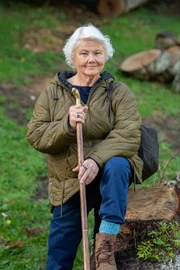 Isla Jay (Annette Badland) ist eine Nachfahrin von Edith Jay, die als wahre Urheberin des berühmten Gemäldes gilt.