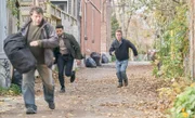 L-R: Mike Sherman (Ryan Broussard), Jason Grant (Scott Caan)