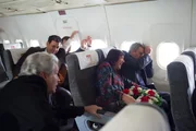 Auf dem Weg zu einem militärischen Flughafen in Russland stürzt ein Flugzeug im dicken Nebel ab. An Board befindet sich der polnische Präsident Lech Kaczynski (r.). Sowohl Russland als auch Polen veranlassen eine offizielle Untersuchung der Unfallursache. Lag es an der Entscheidung des Piloten, die Maschine trotz dichten Nebels zu landen?