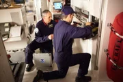 Für den Flug durch den Hurrikan ist das Team auf zwei Bordradarsysteme angewiesen. Als eines davon plötzlich ausfällt, muss die Crew blind fliegen. Währenddessen versucht die Besatzung das Radarsystem zu reparieren. (Reenactment)