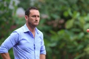Karl Slater (Will Mellor) trauert um seinen Freund Jake. Doch wusste er als enger Vertrauter und Arzt des Opfers mehr über Jake, als er zugeben möchte?