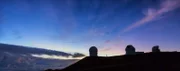 Drei Teleskope, die den Himmel beobachten und Daten aufnehmen.