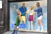Kommt Barneys (Neil Patrick Harris, r.) neuer Trick als Schaufensterpuppe gut bei den Frauen an?