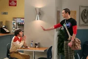 Howard (Simon Helberg, l.) muss sich für ein Projekt einer Sicherheitsüberprüfung unterziehen, weswegen das FBI auch seine Freunde befragt. Doch Sheldon (Jim Parsons, r.) ist bei der Befragung für ihn keine große Hilfe ...