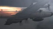 Ein Flugzeug des US-Handelsministeriums fliegt mit brennendem rechten Triebwerk durch den Himmel.
