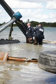 Ermittler untersuchen das Wrack eines Passagierflugzeugs vom Typ YAK 42 in der russischen Wolga. Sie müssen herausfinden, warum das Flugzeug am 7. September 2011 nicht in die Luft gehen konnte. Das dreimotorige Flugzeug beförderte die gesamte Profi-Eishockeymannschaft von Lokomotiv Jaroslawl zum ersten Spiel der Saison 2011.