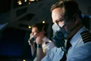 REENACTMENT- Der Erste Offizier Matthew Bell setzt seine Sauerstoffmaske auf, während sich Kapitän Doug Lampe auf das Fliegen des Flugzeugs konzentriert, nachdem an Bord von UPS Flug 6 ein Feuer ausgebrochen ist.