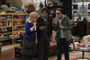 Raj (Kunal Nayyar, M.) rutscht vor den anderen eine Bemerkung raus, die darauf schließen lässt, dass er homosexuelle Neigungen hat. Bernadette (Melissa Rauch, l.) und Leonard (Johnny Galecki, r.) sind schockiert ...