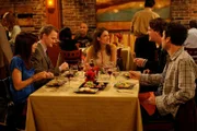 Während Ted (Josh Radnor, r.) den Abend mit Marshall (Jason Segel, 2.v.r.), Barney (Neil Patrick Harris, 2.v.l.), Lily (Alyson Hannigan, l.) und Robin (Cobie Smulders, M.) verbringt, trifft er überraschend auf Stella. Dies nehmen alle zum Anlass, um darüber nachzudenken, wie sie mit der Situation umgehen würden, wenn sie nun jemanden aus ihrer Vergangenheit treffen würden, den sie lieber vergessen hätten ...