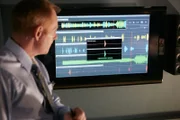 REENACTMENT - Der leitende Ermittler (gespielt von David Patrick Green) verwendet eine Audioanalyse, um herauszufinden, was die Piloten taten, kurz bevor der Atlantic Airways Flug 670 von der Landebahn abkam und in Stord, Norwegen, abstürzte. (Bildnachweis: Cineflix/Darren Goldstein)