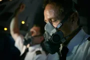 REENACTMENT- Ein Feuer an Bord lässt die Temperatur im Cockpit in die Höhe schnellen, während Kapitän Doug Lampe (gespielt von Jonathan Purdon) und der Erste Offizier Matthew Bell (gespielt von Cody Ray Thompson) versuchen, den UPS-Flug 6 zurück zum Flughafen zu fliegen. (Cineflix International Media/Ian Watson)
