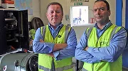 Kein Routinejob: Martin Suddards (l.) und Mejdi Othmani arbeiten schon lange im Hafen von Southampton, aber einen Design-Flitzer wie den Morgan 3-wheeler haben sie noch nie verschifft.