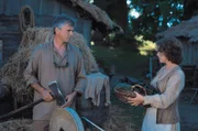 Auf dem Planeten Edora trifft O'Neill (Richard Dean Anderson, l.) auf die charmante Laira (Michele Greene, r.) und muss auch gleich sein eigenen Leben für das ihre in Gefahr bringen ...