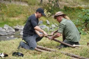 L-R: Matt und Damien bauen eine Struktur.