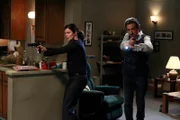Als die Leichen zweier scheinbar zusammenhangloser Opfer kurz hintereinander in San Diego und Los Angeles gefunden werden, wird das Team um Rossi (Joe Mantegna, r.) und Alex (Jeanne Tripplehorn, l.) mit den Ermittlungen beauftragt ...
