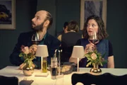 Cathrin (Sarah Gailer) hatte gehofft, dass Frank (Leon Ullrich) seine Rolle beim Blind Date mit ihrem neuen Geschäftspartner besser mitspielt.