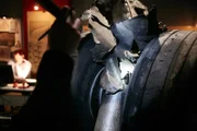 REENACTMENT - Ein beschädigtes Teil des Fahrwerks (nachgebildet) liefert einen wichtigen Hinweis, der nach dem tödlichen Absturz von Atlantic Airways Flug 670 in einem Moor gefunden wurde. (Bildnachweis: Cineflix/Darren Goldstein)