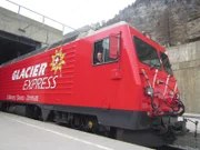 Auf seiner Strecke bis nach St. Moritz überquert der Glacier Express 291 Brücken, um in der Gebirgslandschaft ans Ziel zu kommen.