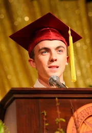 Malcolm (Frankie Muniz) hält eine Rede vor dem Abschlussjahrgang ...