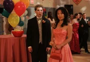 Um an Geld zu kommen, lässt sich Reese (Justin Berfield, l.) dafür bezahlen, dass er mit der Streberin Janine (Scarlett Lam, r.) auf den Abschlussball geht ...