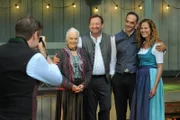 Geburtstagskind Theresa posiert mit ihrer Familie für ein Foto. Von links: Ludwig (Martin Wenzl), Theresa (Ursula Erber), Gregor (Holger Matthias Wilhelm), Mike (Harry Blank), Annalena (Heidrun Gärtner).