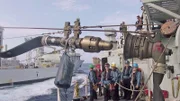 Der Flugzeugträger wird auf hoher See von einem Versorgungsschiff betankt.