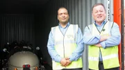 Koordinator Mejdi Othmani (l.) und Geschäftsführer Martin Suddards verschiffen zwei brandneue Sportwagen im Design längst vergangener Tage in die USA.