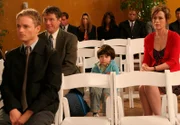 Hören gespannt der Rede von Malcolm zu: Francis (Christopher Masterson, l.), Hal (Bryan Cranston, 2.v.l.), Lois (Jane Kaczmarek, r.) und Jaime (James Rodriguez, 2.v.r.) ...