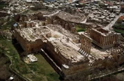 Eine Luftaufnahme der römischen Ruinen von Baalbek (auf Griechisch Heliopolis) und der umliegenden Stadt, Libanon, April 1967.