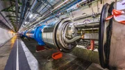 Billionen von Teilchen fliegen bis zu 11.000-mal pro Sekunde durch den 27 Kilometer langen Tunnel des Teilchenbeschleunigers.