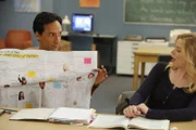 Eine skurrile Theorie lässt Abed (Danny Pudi, l.) glauben, dass sich die Lerngruppe, darunter auch Britta (Gillian Jacobs, r.) nicht durch Zufall kennengelernt hat ...