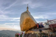 KNG3EE Kyaiktiyo-Pagode, Goldener Felsen, Myanmar, Asien